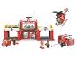 Spielzeugset mit Feuerwache, Hubschrauber, Feuerwehrautos und Feuerwehrmannfiguren.
