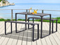 Schwarzes Metall-Gartenset mit einem Tisch und zwei Bänken auf einer Holzterrasse