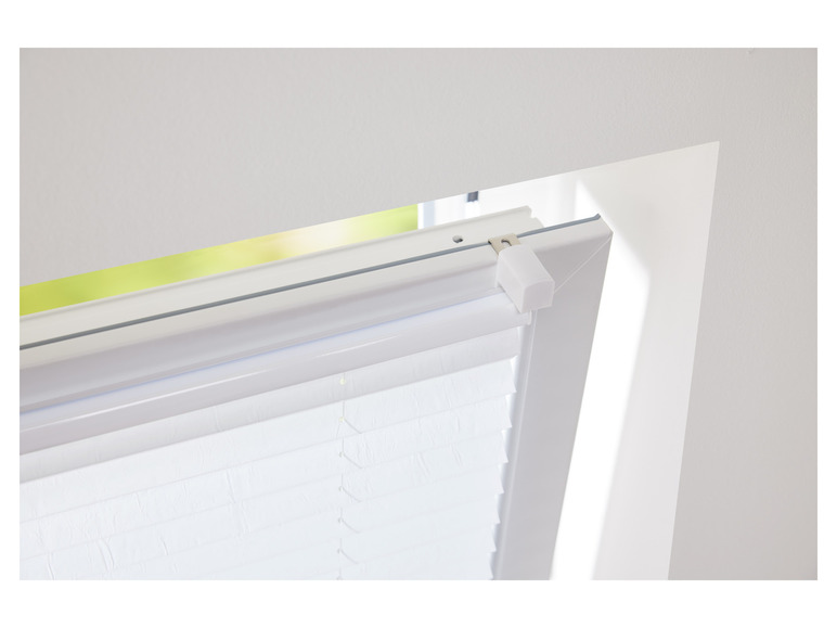 Ein weißer Plisseegardine in einem Fenster