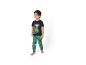 Kinderpyjama mit blauem T-Shirt mit Hundeaufdruck und grüner Hose mit Blätterdruck.