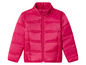Eine rosafarbene Winterjacke mit langen Ärmeln