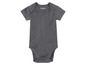 Ein graues Baby-Bodyshirt mit kurzen Ärmeln von Lupilu.