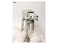 Ein AT-AT-Walker-Spielzeug im Nebel, mit dem Star Wars-Logo oben links.