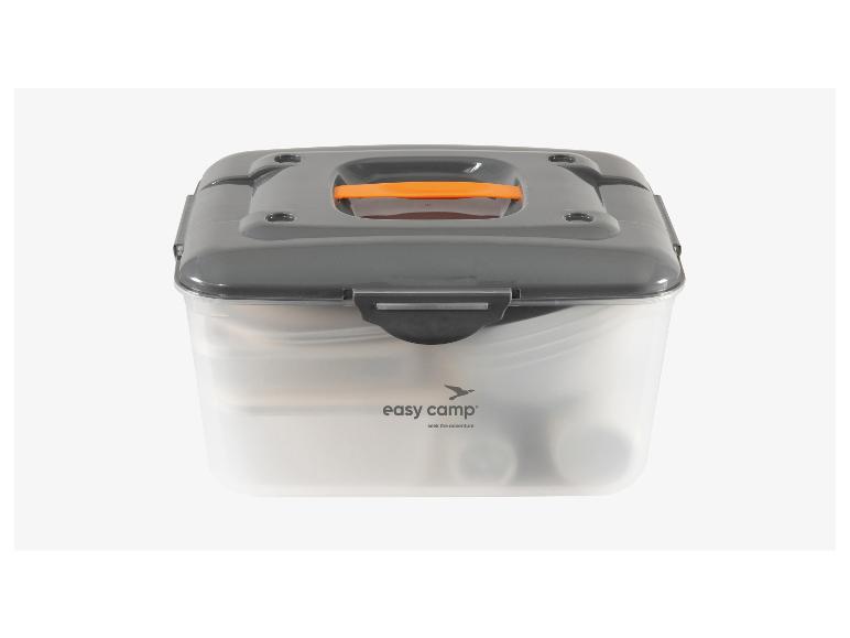 Eine transparente Aufbewahrungsbox mit orangefarbenem Griff, gefüllt mit Campingbesteck von Easy Camp.