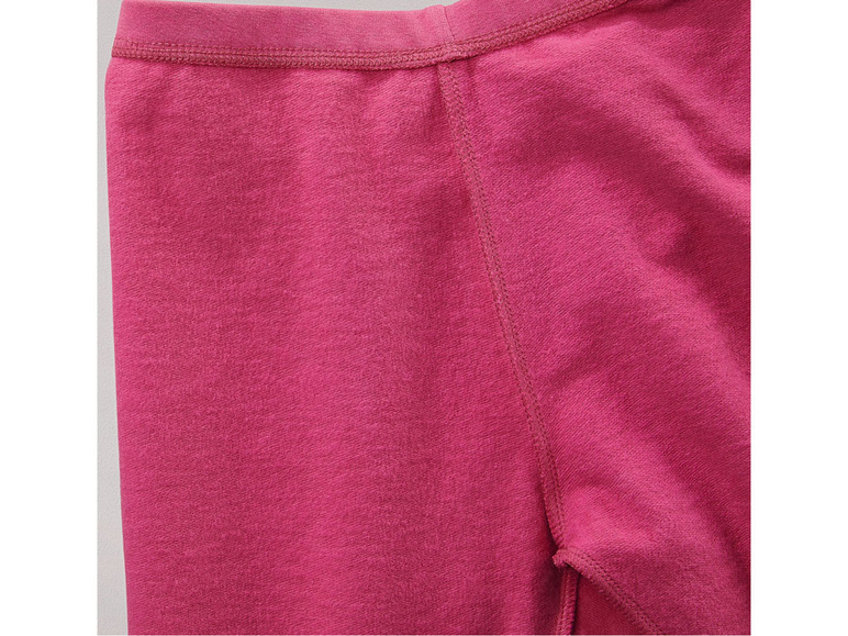 Eine rosa Hose aus Baumwolle.