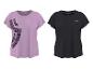 Zwei sportliche T-Shirts, eines lila mit Leopardenmuster und eines schwarz mit kleinem Logo.