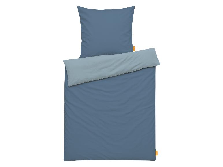 Bettwäsche-Set aus Kissen- und Bettbezug in zwei Blautönen mit orangefarbenem Etikett.