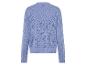 Ein hellblauer Strickpullover mit Lochmuster.