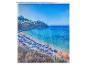 Duschvorhang mit sonniger Strandlandschaft mit blauen und orangefarbenen Sonnenschirmen.
