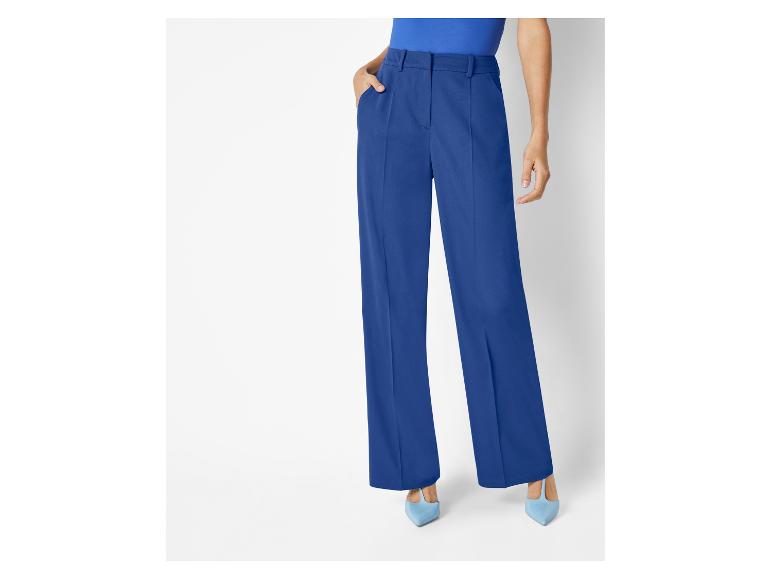 Blaue Hose und hellblaue Schuhe.