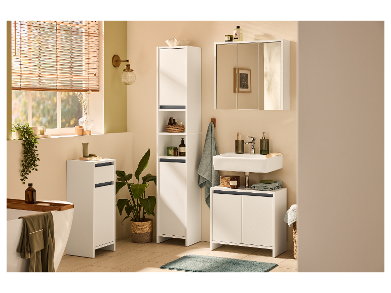 Modernes, minimalistisches Badezimmer mit weißen Badezimmermöbeln.