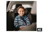 Lächelndes Kind im Auto, sicher angeschnallt im BABYGO Kindersitz Freemove I-Size. [KI-generiertes Bild]