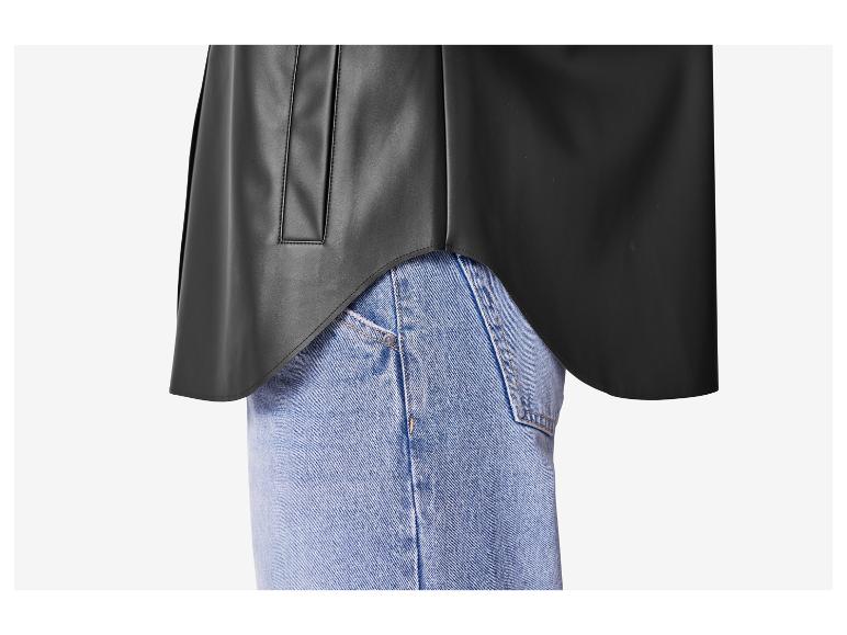 Eine schwarze Lederjacke über hellblauen Jeans.