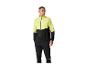 Mann in gelb-schwarzer Sportjacke und schwarzer Hose