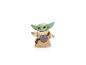 Alien-Figur in beiger Robe mit Metallmedaillon
