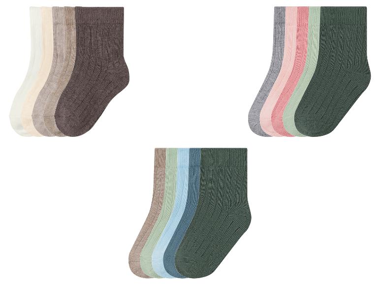 Drei Sets mit fünf Paar gerippten Socken in verschiedenen Erd- und Pastellfarben.