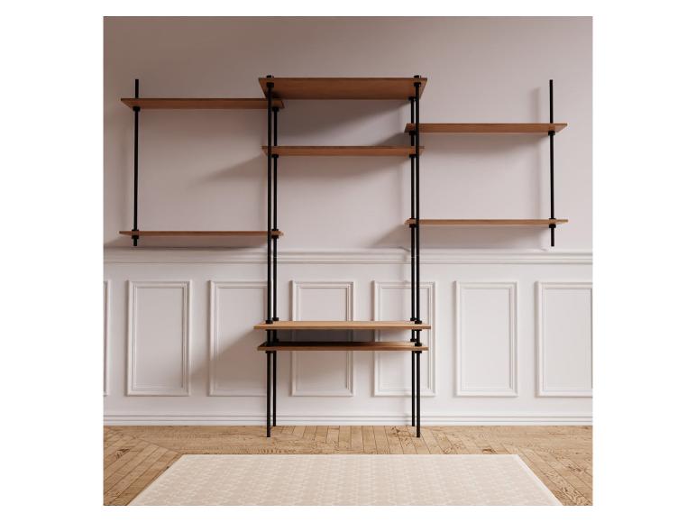 Holzregale mit schwarzem Metallrahmen an einer Wand mit weißer Vertäfelung und Holzboden.