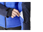 Mann steckt weiße Karte in die Tasche einer blau-dunkelblauen Jacke.