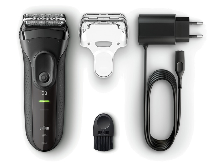Ein Braun Rasierer mit Zubehör, einschließlich eines Ladegeräts.