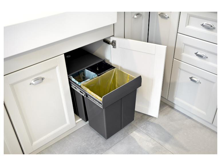 Eingebaute Mülltrennung in einem Küchenschrank.