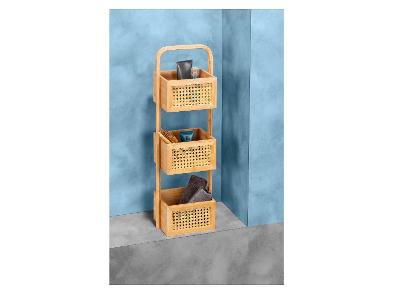 Ein dreistöckiger Badezimmerständer aus Bambus mit drei Rattan-Körben zur Aufbewahrung von Badartikeln.