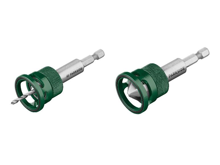 Zwei grüne Parkside Bohrer mit verschiedenen Aufsätzen.
