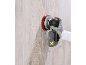 Akku-Exzenter-Schleifer beim Schleifen einer Holzwand.