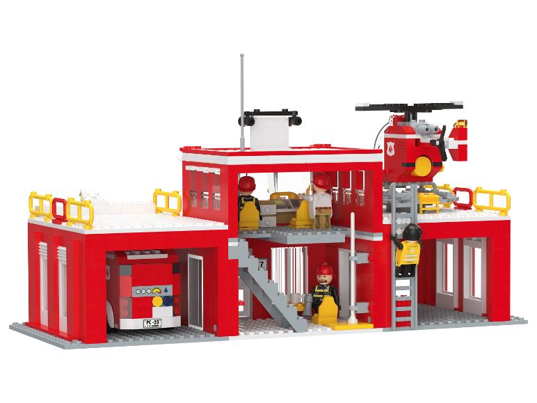 Spielzeug-Feuerwache mit Feuerwehrauto, Hubschrauber und Minifiguren.