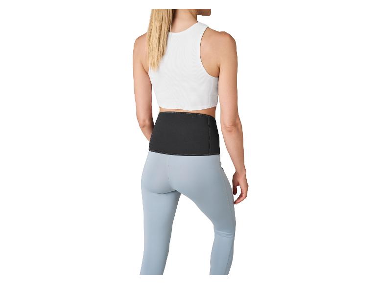 Frau von hinten in weißem Top, hellblauen Leggings und schwarzem Rückenstützgürtel.