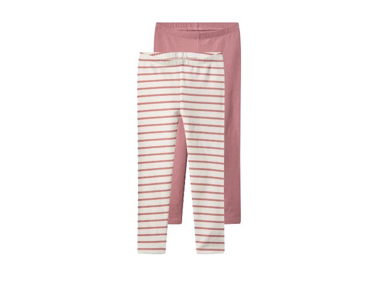Zwei Kinderleggings, eine einfarbig rosa und eine mit rosa-weißen Streifen.