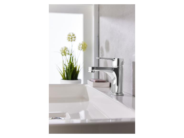 Chromarmatur auf einem weißen Waschbecken im Badezimmer.