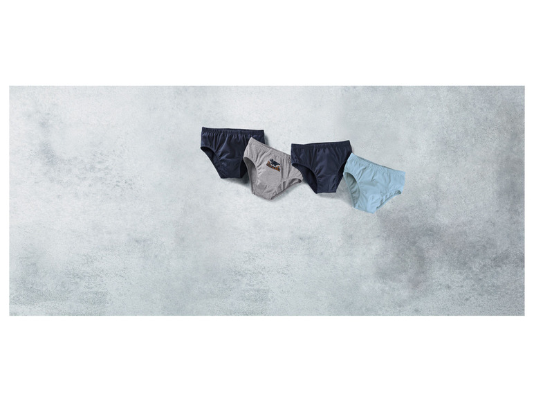 Drei Jungen-Unterhosen in verschiedenen Farben.