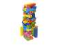 Bunter Turm aus Bausteinen mit Hundefiguren, bereit zum Umfallen.