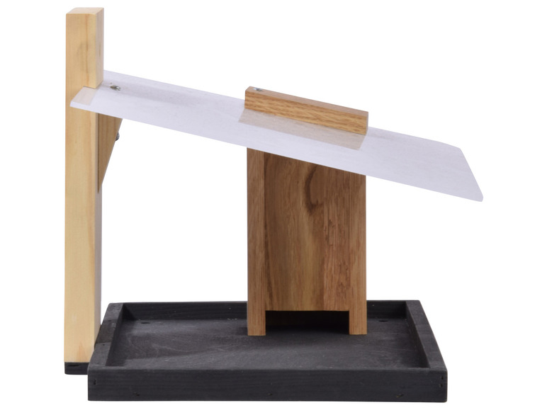 Ein Vogelhaus aus Holz mit Dach und schwarzem Sockel.