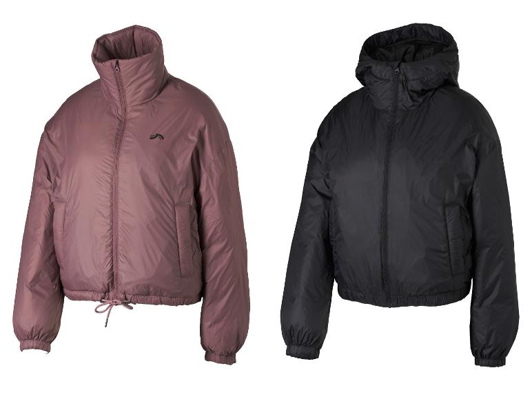 Zwei Pufferjacken, eine rosa-braune mit Stehkragen und eine schwarze mit Kapuze.