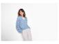 Damen-Cardigan in Blau mit Lochmuster und weißer Hose