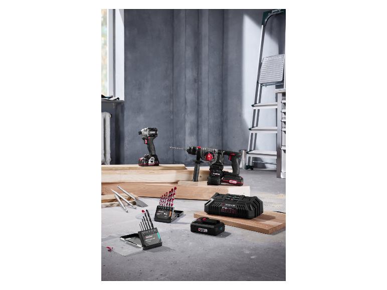 PARKSIDE Akkubohrmaschinen, Ladegerät und Bohrersets auf Holzbrettern.