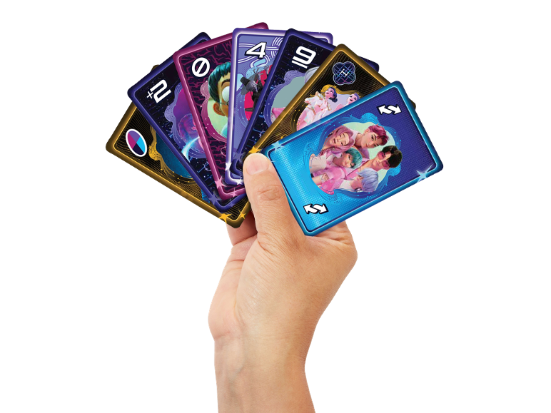 Eine Hand hält einen Fächer aus bunten Spielkarten mit Charakteren.