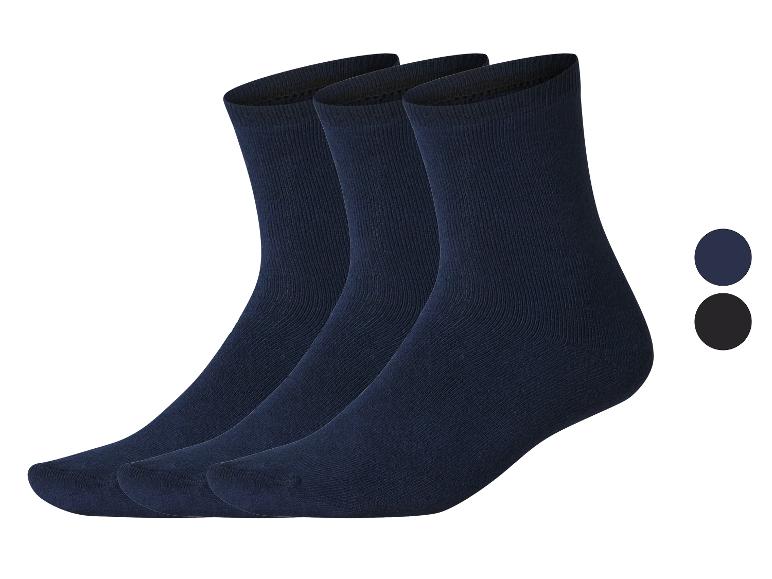 Drei dunkelblaue Socken mit zwei Farbmustern auf der rechten Seite.