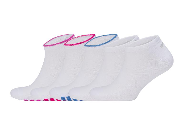 Set aus fünf Paar weißen Sportsocken mit pinken und blauen Rändern.