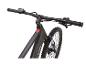 Schwarzes E-Mountainbike mit Digitalanzeige am Lenker und Federung.