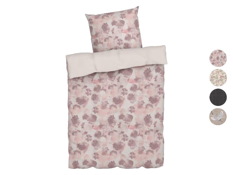 Rosa-braunes Bettwäsche-Set mit passendem Kissen im Aquarell-Stil.