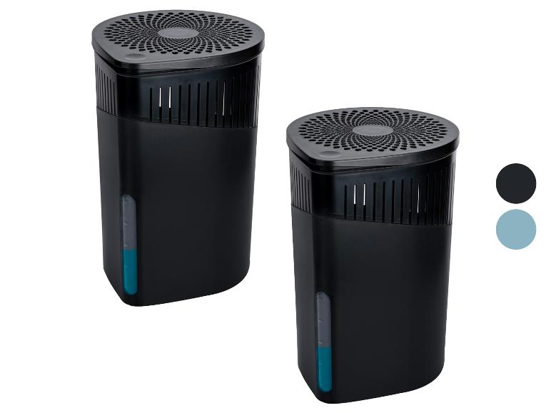 Zwei schwarze Luftentfeuchter mit blauen Wasserstandsanzeigen.