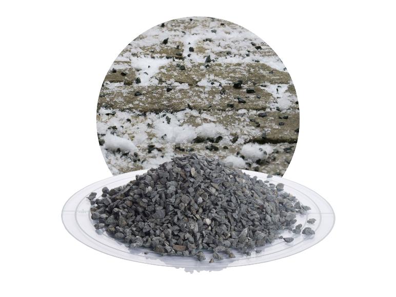 Haufen Schotter auf einem Tablett, mit Schnee und Eis im Hintergrund.