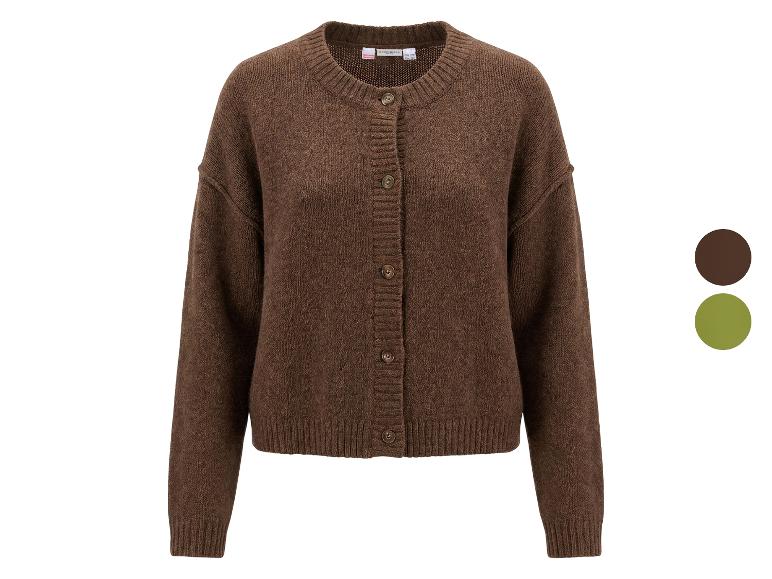 Braune Strickjacke mit Knöpfen, mit Farbmustern in Braun und Olivgrün.