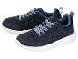 Ein Paar blaue Sportschuhe mit weiß-blauen Schnürsenkeln.
