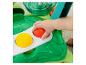 Kinderhand, die einen bunten Ball in die Fisher-Price Lauflernhilfe steckt.