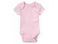 Ein rosa Baby-Body mit kurzen Ärmeln.