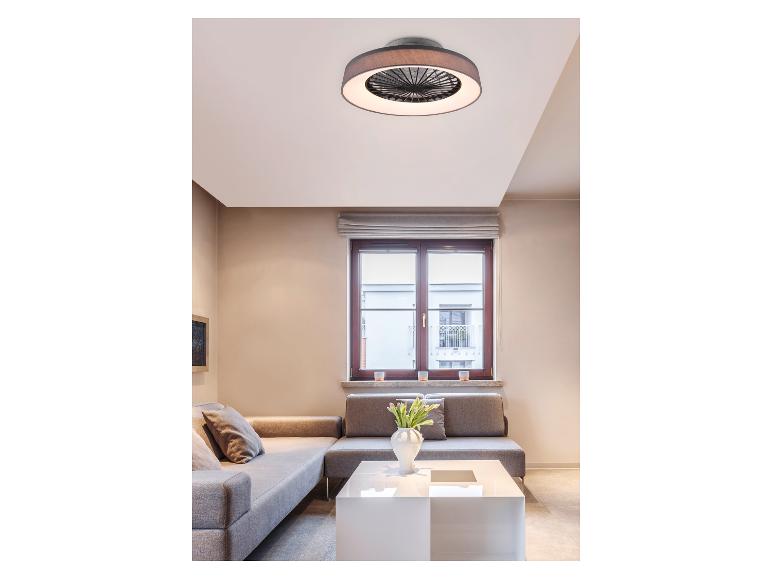 Moderner Deckenventilator mit Licht in einem gemütlichen Wohnzimmer mit Sofa und Tisch.