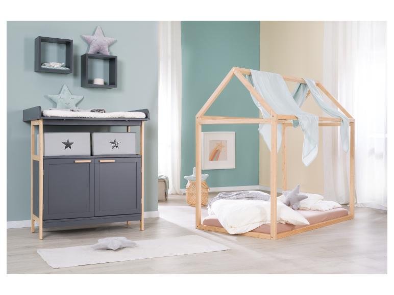 Kinderzimmer mit Wickeltisch und Hausbett aus Holz.